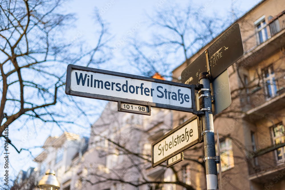 Straßenschild Wilmersdorfer Straße und Sybelstraße in Berlin Charlottenburg