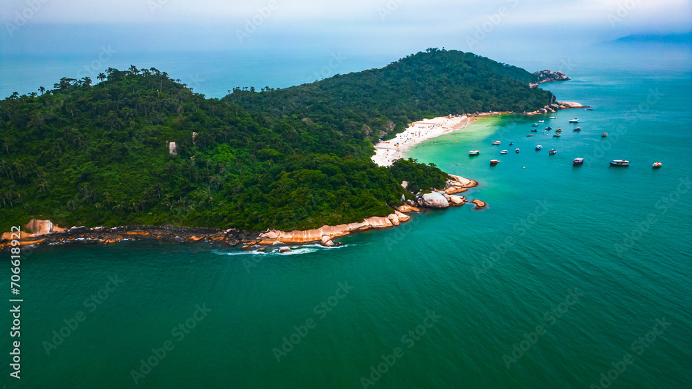 Naklejka premium Ilha do Campeche Praia SC Paisagem Água Paraíso Sul Turismo Atlântico Florianópolis Floripa Santa Catarina Verão Diversão Natureza Ao Ar Livre Oceano Mar Barcos Mergulho Viagem Pescaria Drone
