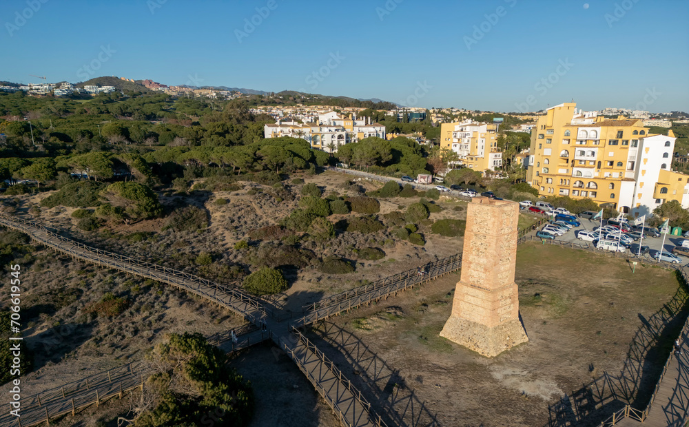 Antigua torre vigía llamada de torre ladrones en la playa de cabopino, Marbella
