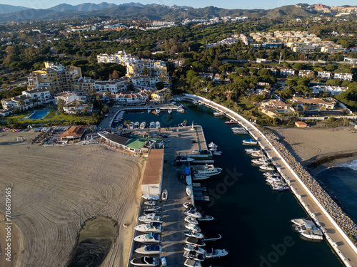 vista aérea del puerto de cabopino en el municipio de Marbella, Andalucía 