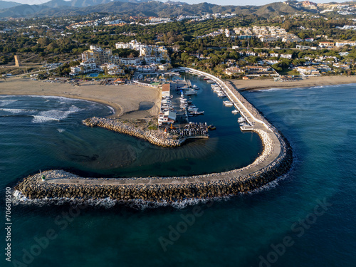 vista aérea del puerto de cabopino en el municipio de Marbella, Andalucía 