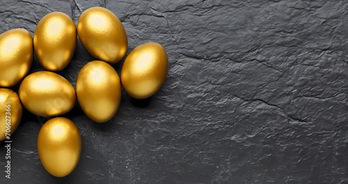 Luxoriöse, goldene Eier auf schwarzem Schiefer Hintergrund, Banner, copy space photo