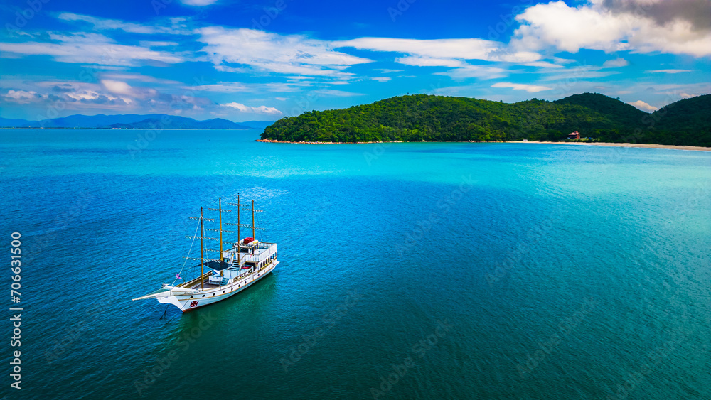 Barco Verão Escunas Pirata Baía dos Golfinhos Floripa Turismo Praia Ilha Magia Santa Catarina Sol Mar Oceano Passeios Areia Diversão Escuna Belezas Natureza Ecoturismo Água Salgada Drone Paisagem SC