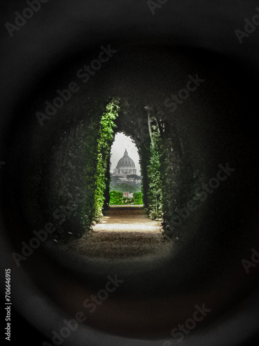 Photography Vue du dôme de la cathédrale Saint Pierre au Vatican à travers le trou de la serrure de la villa du prieuré de Malte
