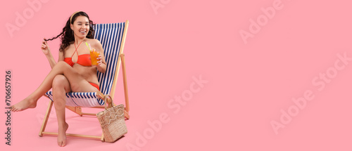 Obraz na plátně Sexy young woman in swimsuit and with cocktail sitting on sun lounger against pi