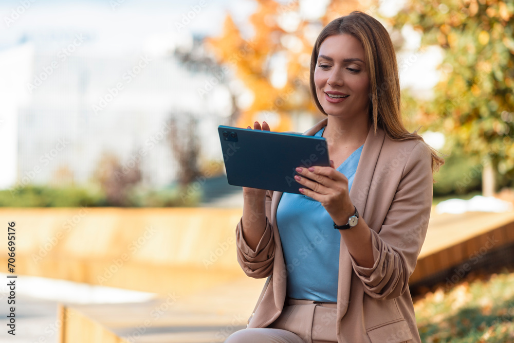 Portrait of a successful business woman using digital tablet
Portrait of a successful business woman using digital tablet