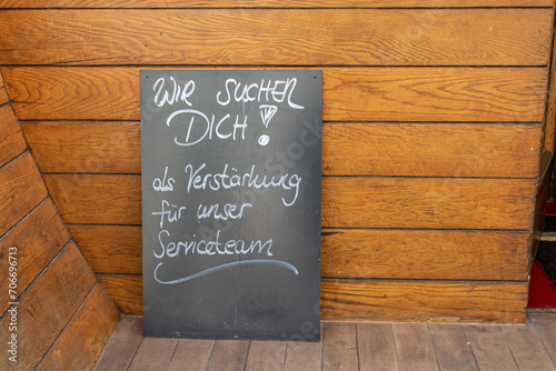 Aushang vor eine Gaststätte, die Personal im Servicebereich sucht.