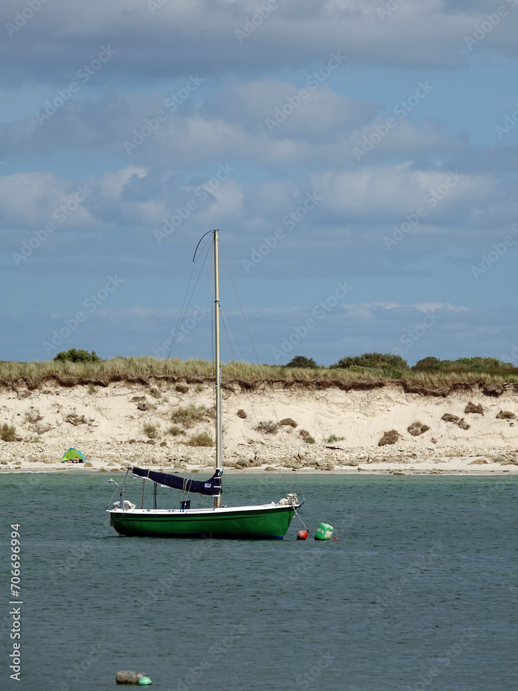 voilier amarré dans l'Anse du Guillec en Bretagne