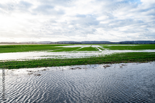 Dauerregen - Hochwasserschäden, überflutete Wintergetreideflächen im Spätherbst. Symbolfoto.
