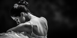 Fotografia íntima em preto e branco capturando a emoção de uma bailarina durante a performance, demonstrando elegância e movimento.