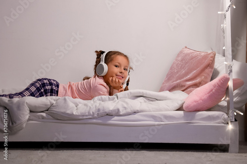 Cute little girl with headp...