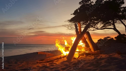 Hermosa fogata con la puesta de sol de fondo en un día de verano en playa caracol en panama.