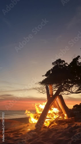 Hermosa fogata al atardecer en un día de verano en playa caracol en panama.