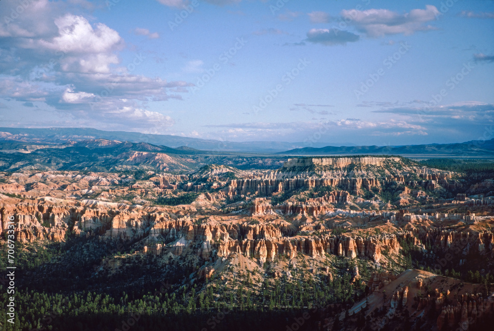Obraz premium Natural landscape of limestone and sandstone rock formations inside a national parks in utah and arizona in north america in summer