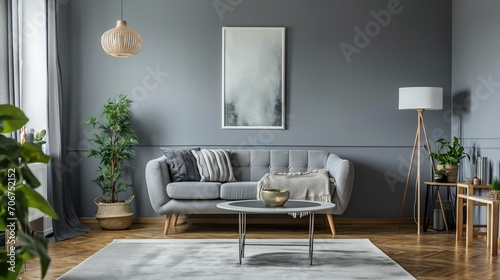 Sala de estar ampla, que mistura móveis rústicos e modernos, em um ambiente aconchegante com sofá e parede cinza. photo