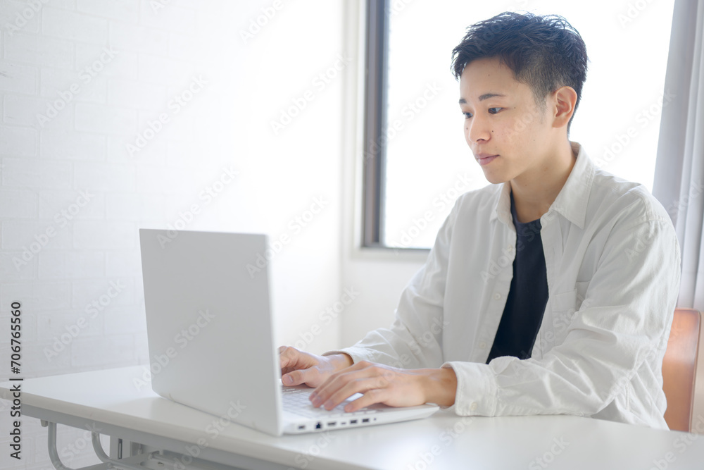 私服でPC作業する爽やかな男性