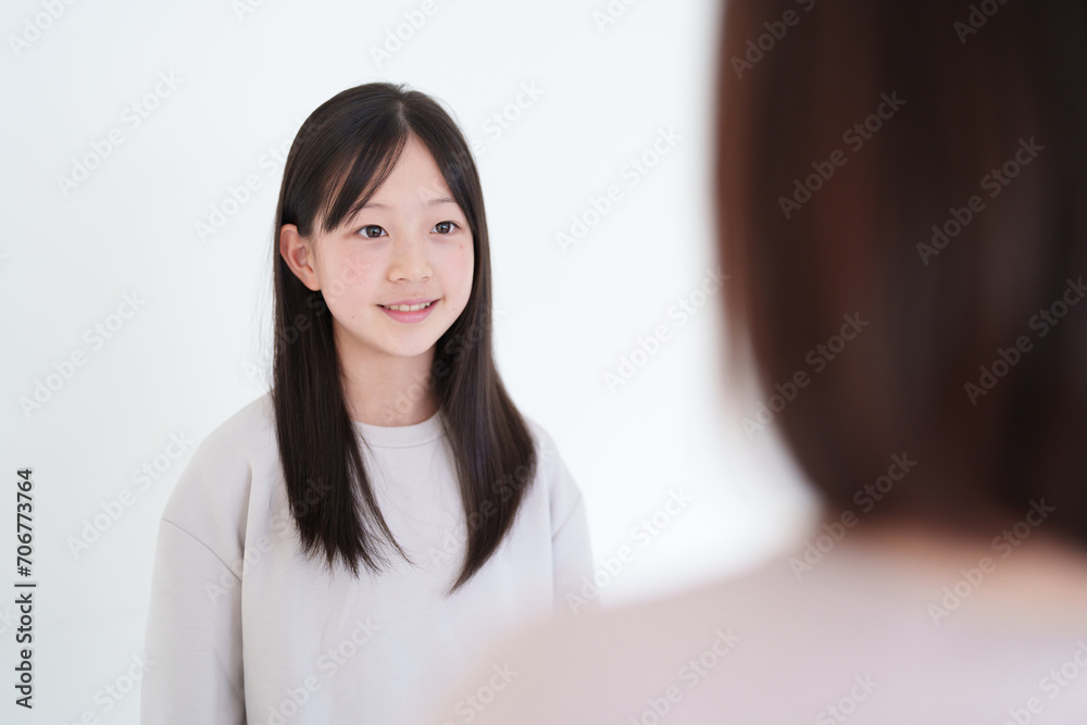 お母さんと会話をする小学生の女の子 お母さんと会話をする小学生の女の子