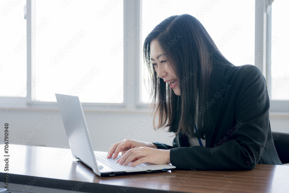 パソコンに集中する女性 パソコンに集中する女性