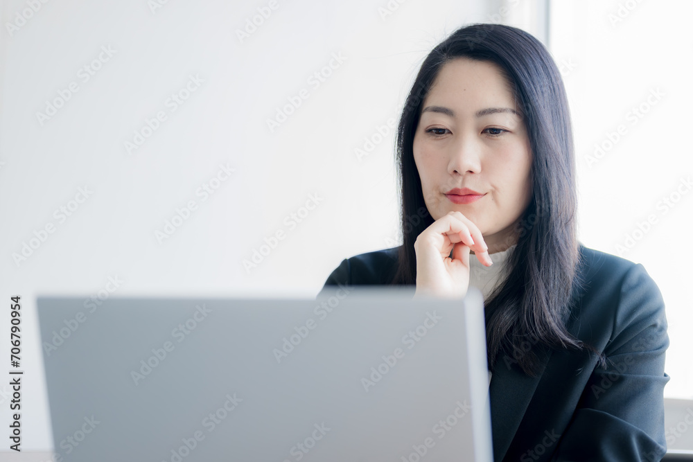 考える働く女性 考える働く女性
