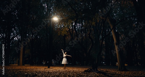 Foto Ballet, dance and woman outdoor at night in Japan with street light, trees and creative art