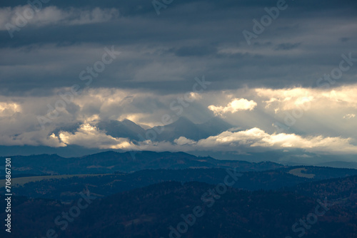 Tatry spod Bacówki nad Wierchomlą w klimatycznym świetle jesienią. Widok na niebo i góry.