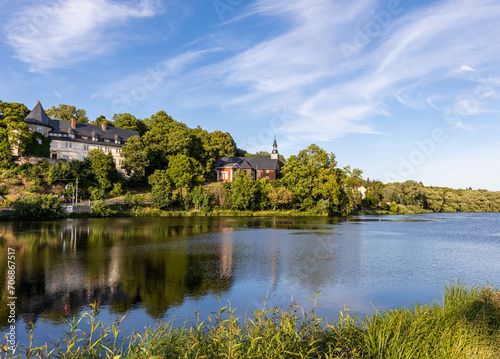 Blick über den See in Stiege zum Stieger Schloss