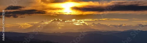 Obraz Tatry spod Bacówki nad Wierchomlą o zachodzie słońca jesienią.. Widok na niebo i góry.