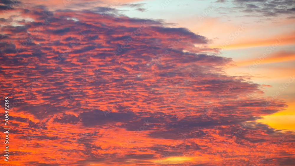 Fototapeta premium Ciel rougeoyant au coucher du soleil