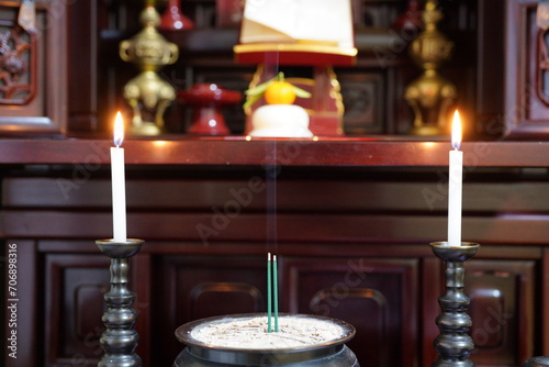 小さなお供え餅のあるお正月の仏壇 photo