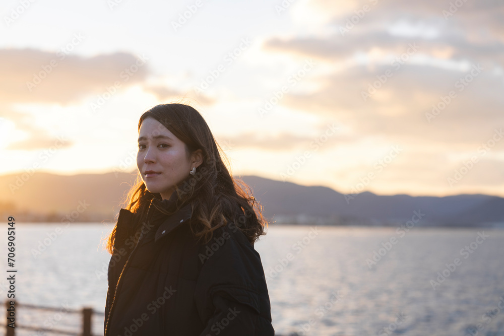 夕暮れの海にいる女性 夕暮れの海にいる女性