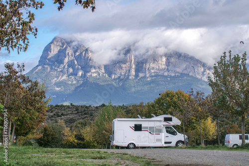 Auto caravana con paisaje de grandes montañas de los Pirineos al fondo