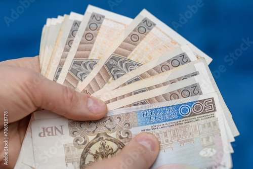 Trzymać plik polskich banknotów pln w dłoni  photo
