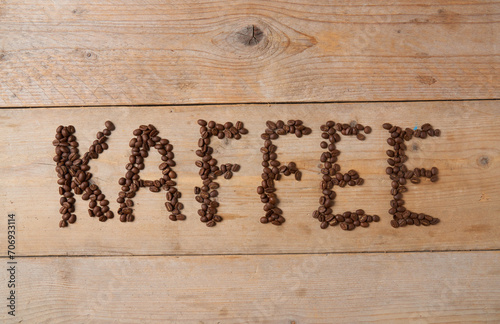 Kaffee Kaffeebohnen auf Holztisch Table Top Aufsicht Topshot Kaffeetasse 