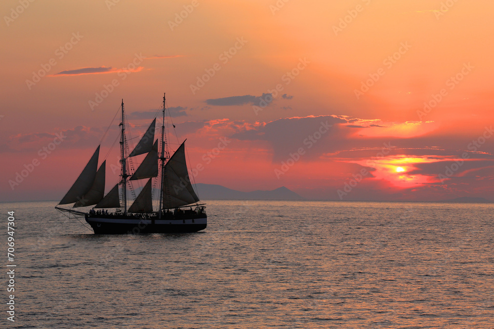 Fototapeta premium Segelschiff bei Sonnenuntergang