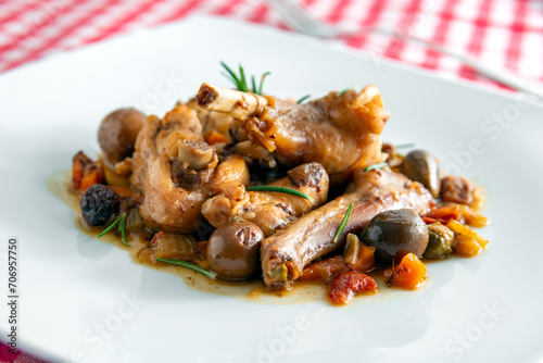 Fototapeta Naklejka Na Ścianę i Meble -  Piatto di delizioso stufato di coniglio alla cacciatora, tipica ricetta della cucina siciliana, cibo italiano 