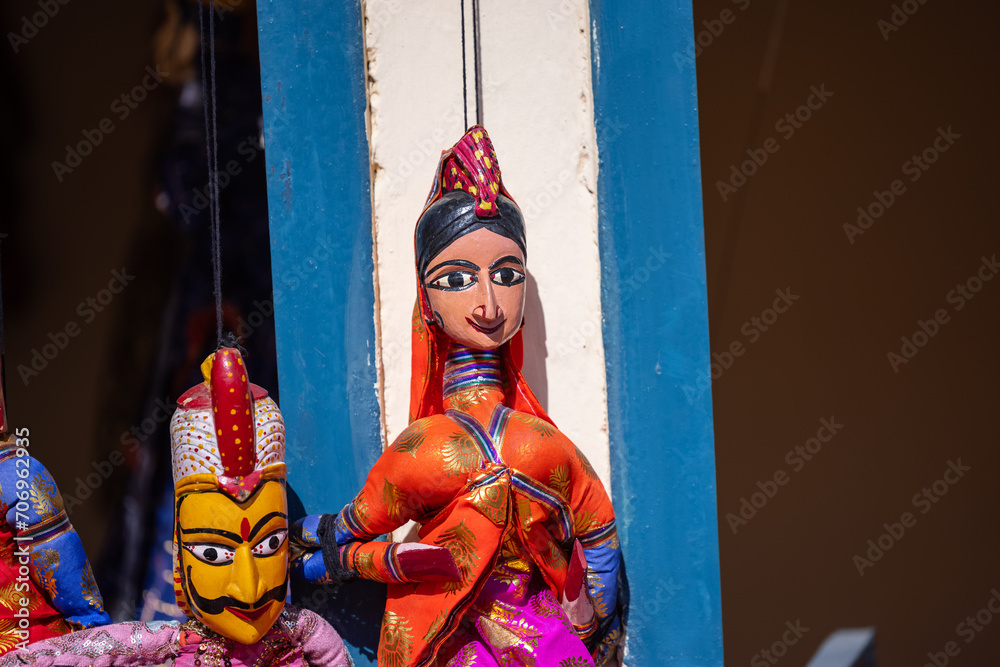 Obraz premium Indian colorful Rajasthani handmade Puppets and Crafts products at jodhpur. Selective focus.
