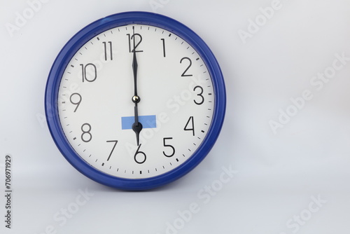 Set di orologi da ufficio che mostrano isolati su sfondo bianco. Orologio da pare che indica le ore 6 o 18. photo