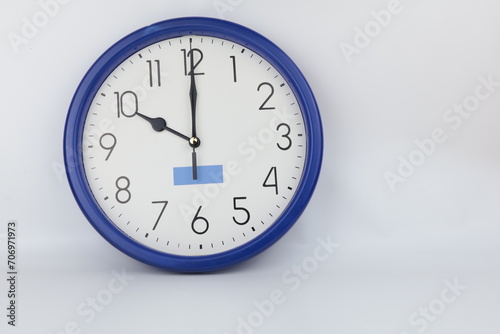 Set di orologi da ufficio che mostrano isolati su sfondo bianco. Orologio da pare che indica le ore 10 0 22. photo