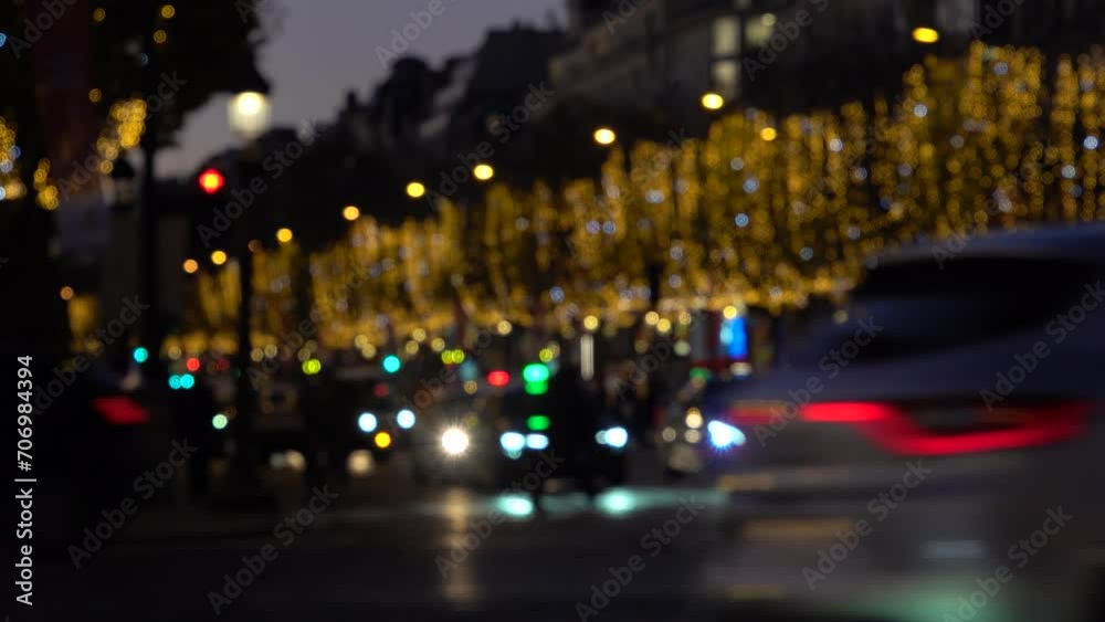 Vue sur l'avenue des Champs-Élysées de nuit et illuminée par les illuminations de fêtes de fin d'année avec effet bokeh