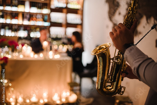 Foto Saxophonist's hands while playing jazz