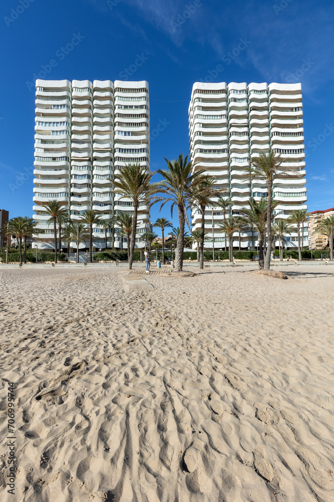 Spiaggia de Sa Juan con vista Palazzi ad Alicante, Spagna Spiaggia de Sa Juan con vista Palazzi ad Alicante, Spagna