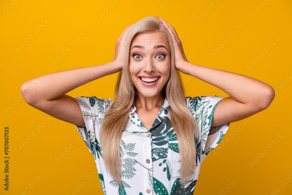 Φωτογραφία Photo of crazy impressed woman with straight hair dressed print shirt keep hands