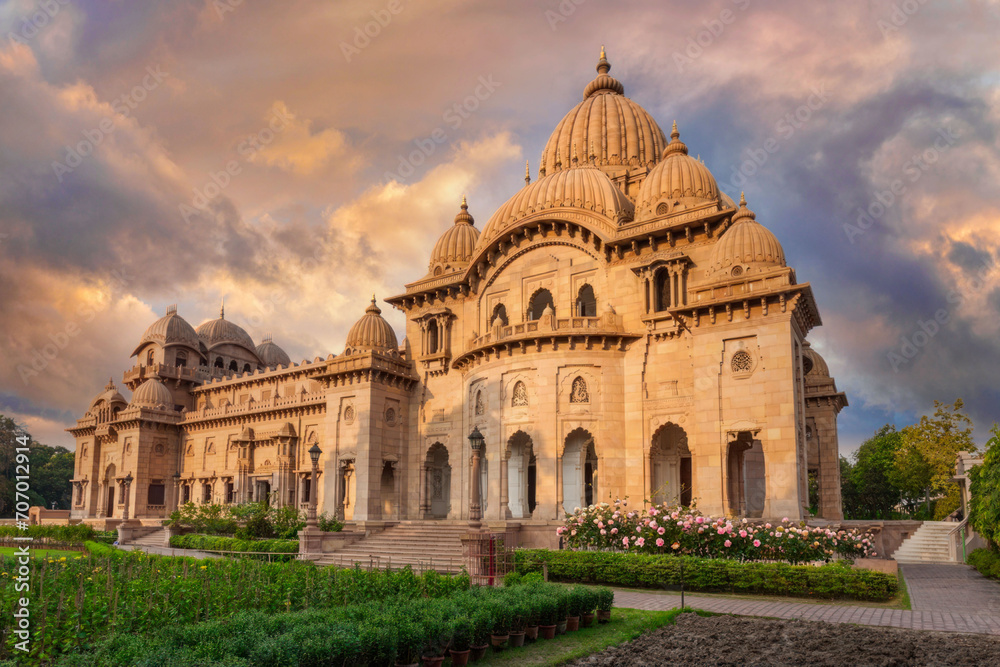 Majestic Historical Monument at Sunrise with Lush Gardens, India's Architectural Splendor and Heritage