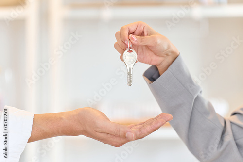 家の鍵を渡す不動産営業の女性	
 photo