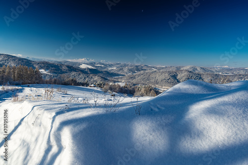 Zimowa sceneria na Malniku nad Muszyną. Zimowy krajobraz. photo