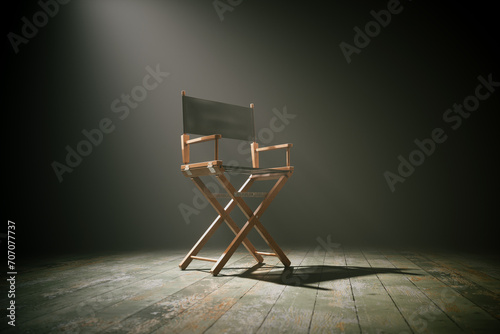 Foto Solitary Director's Chair Under Spotlight on Vintage Theater Stage