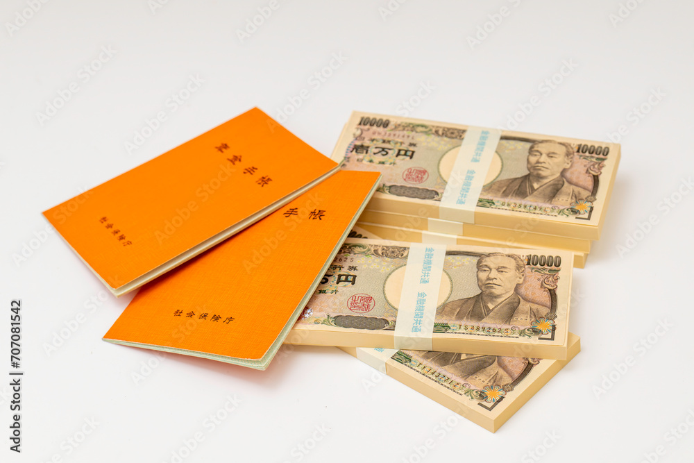 年金手帳と一万円の札束 年金手帳と一万円の札束