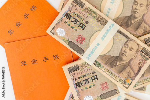 年金手帳と一万円の札束 photo
