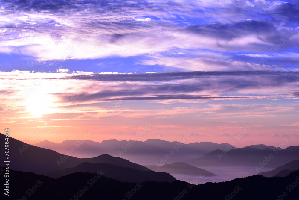奈良県の玉置山の夜明け