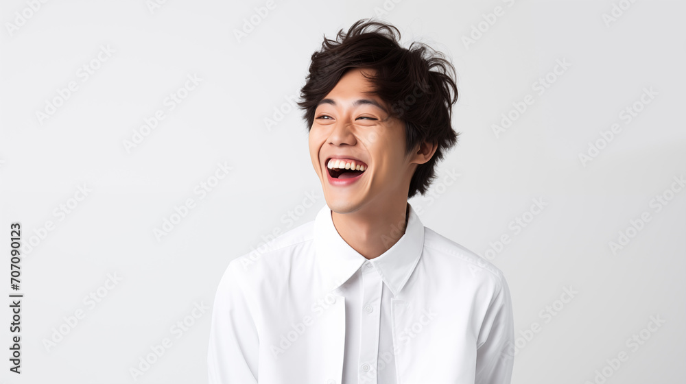 笑っている若い男性 笑っている若い男性